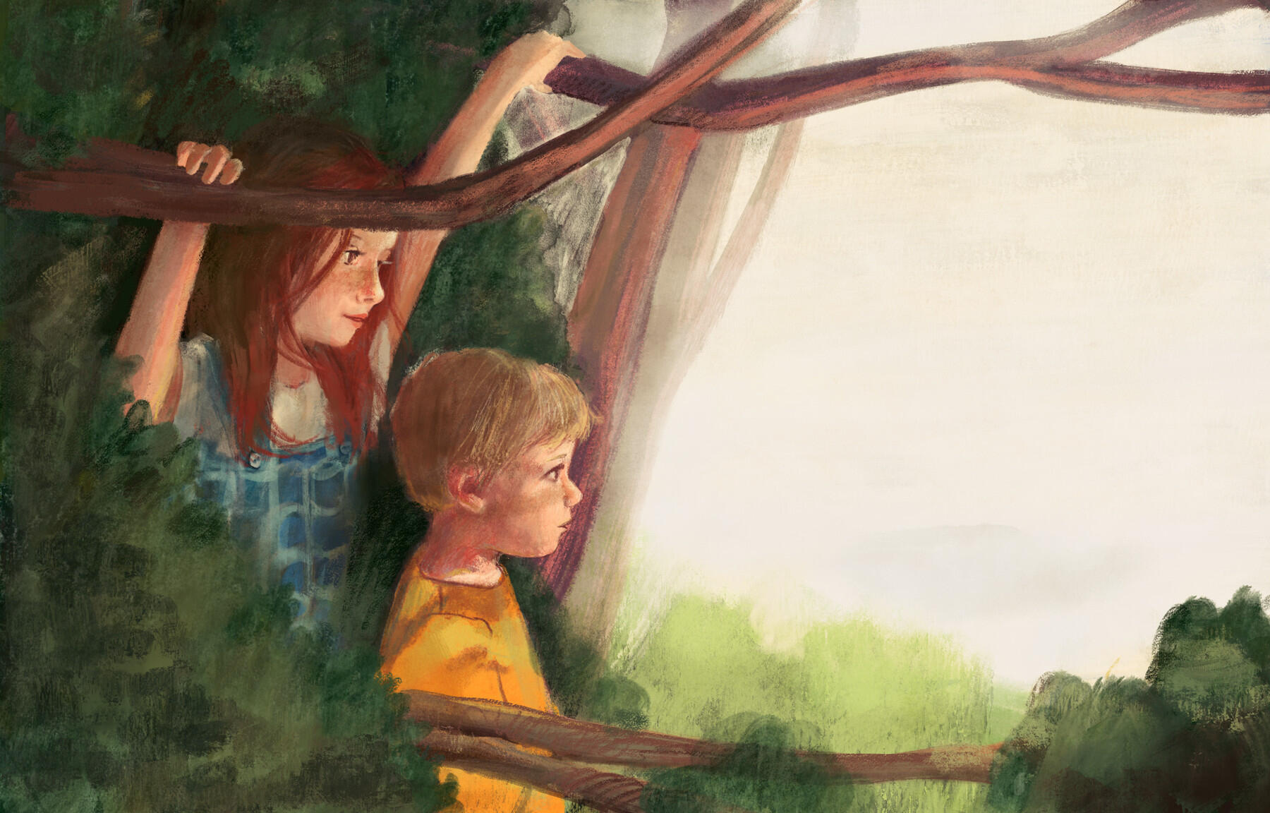 Los dos niños miran al infinito subidos en las ramas de un árbol.